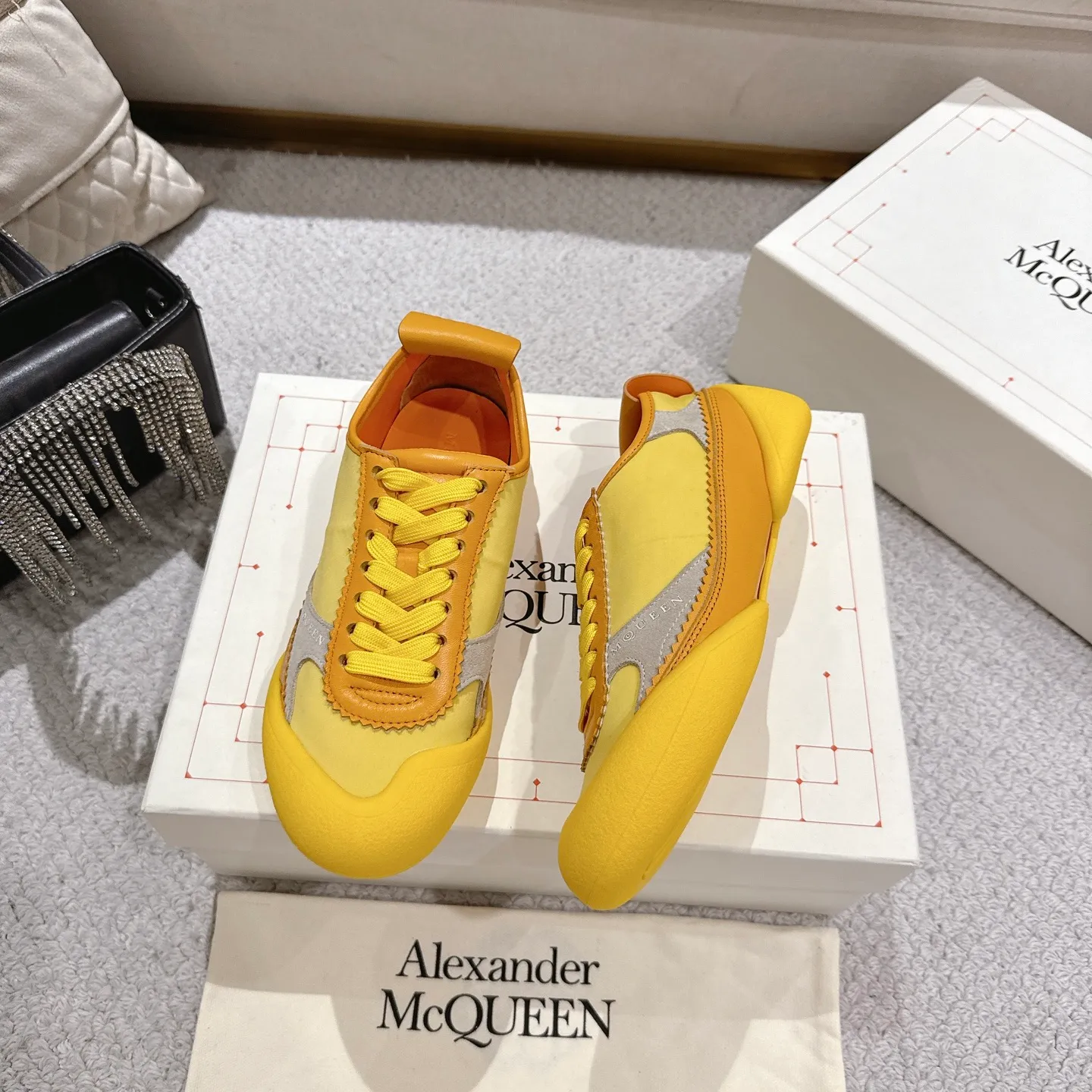 👟👟Ex-factory price 600👟👟 Men's size +10 2025 McQueen's new AIexanderMcQUEEN✅ The original quality has been certified! The original version is reproduced 1:1, and the latest lace-up casual shoes are released simultaneously. • McQueen logo • Round toe box • Lightweight segmented sole design, made of imported stretch breathable fabric + grained cowhide, soft inner lining and insole, comfortable for walking and not stuffy on the feet. Five colors: black/white·white·off-white·black/brown·yellow Fabric: grained cowhide + stretch fabric + cow suede Insole: imported sheepskin Women’s model: 35–40 (40 for women is not returnable) Men’s model: 39–45 (45 for men is not returnable)